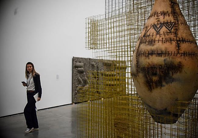 La obra de Frederick Ebenezer Okai, y detrás, el relieve de Jorge Satorre.